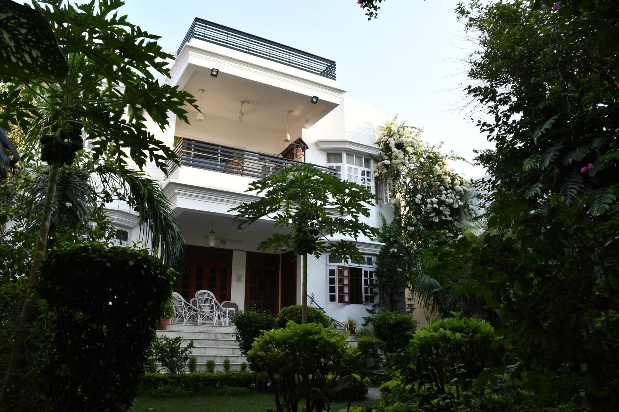 Nawab Ki Deohri - 1 Km Kashi Vishwanath Temple *
