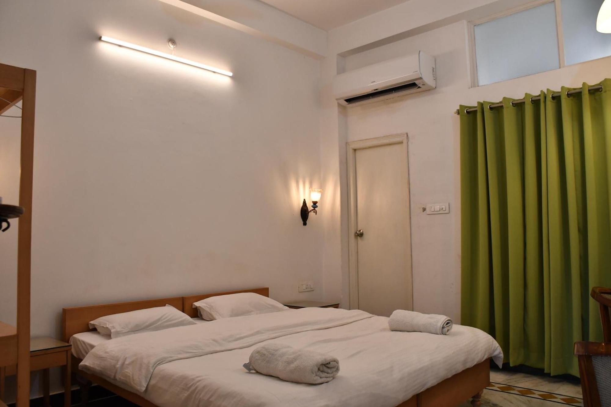 Nawab Ki Deohri - 1 Km Kashi Vishwanath Temple Homestay *